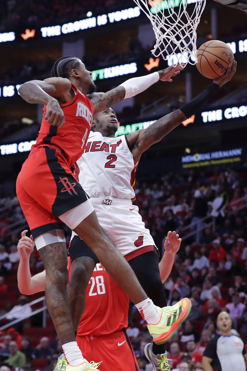 关于火箭主场击败马刺，取得三连胜的信息