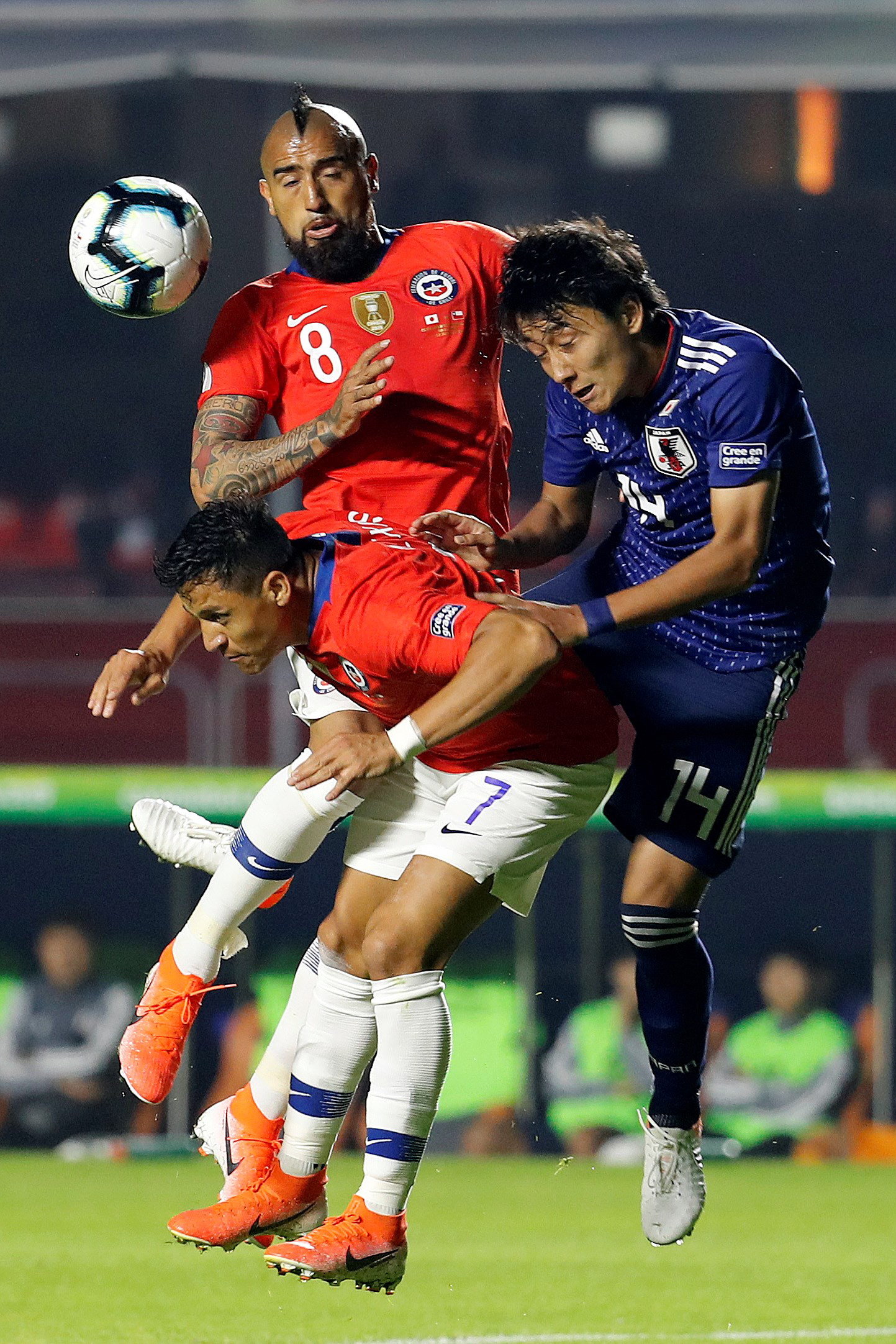 智利队在亚洲足球联赛中表现亮眼