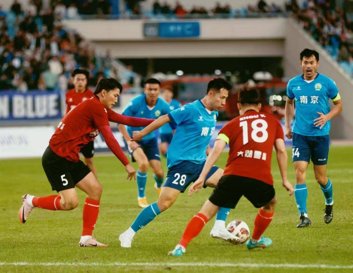 包含人尽全力为球队治愈伤员，备战下一轮比赛的词条