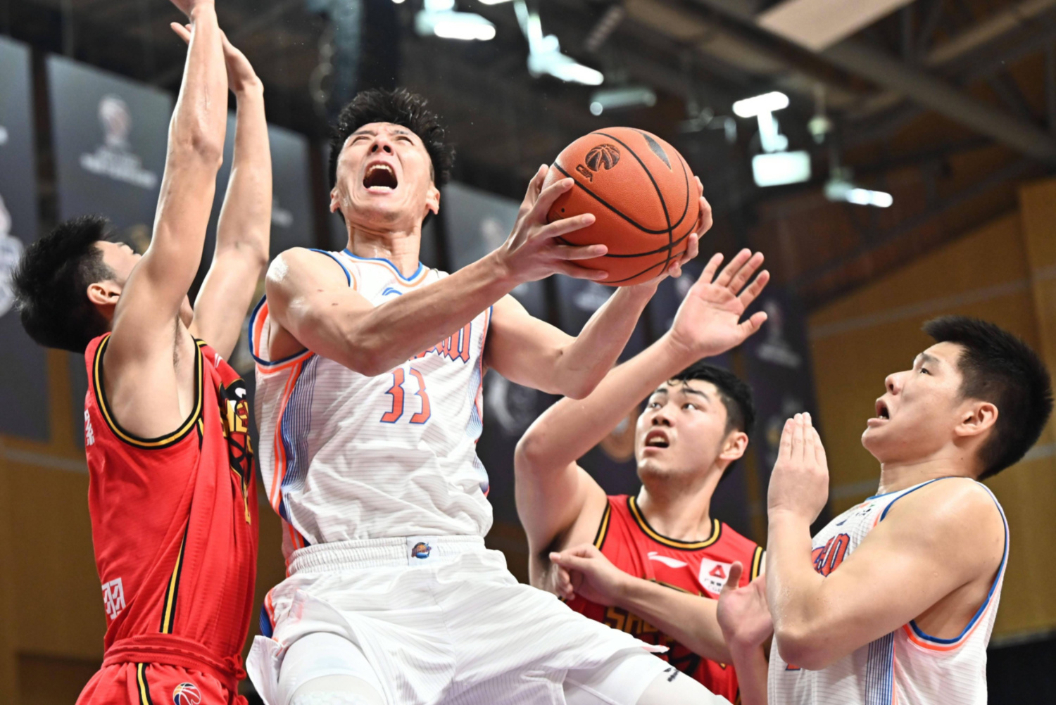 包含人尽全力为球队治愈伤员，备战下一轮比赛的词条