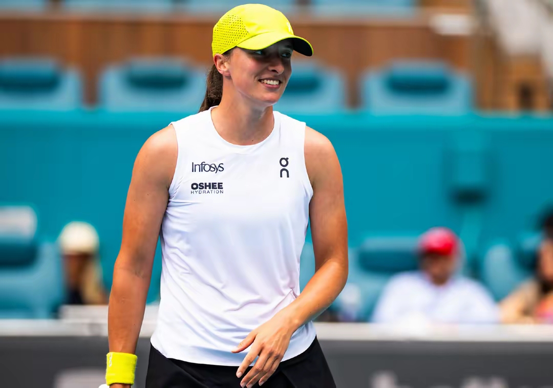 伊朗举重女将创造历史，挑战纪录