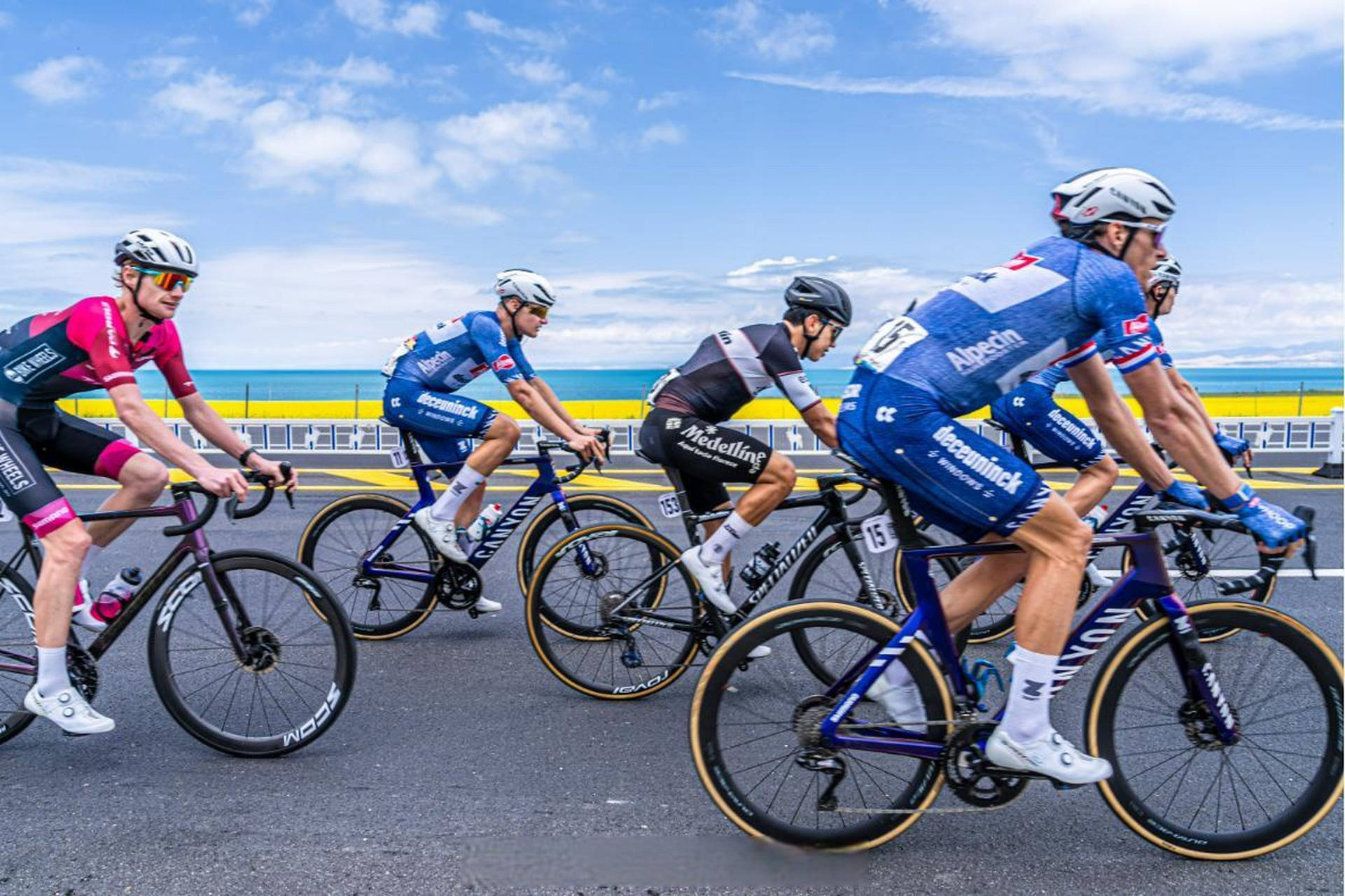 男子自行车赛：法国选手速度惊人，获胜