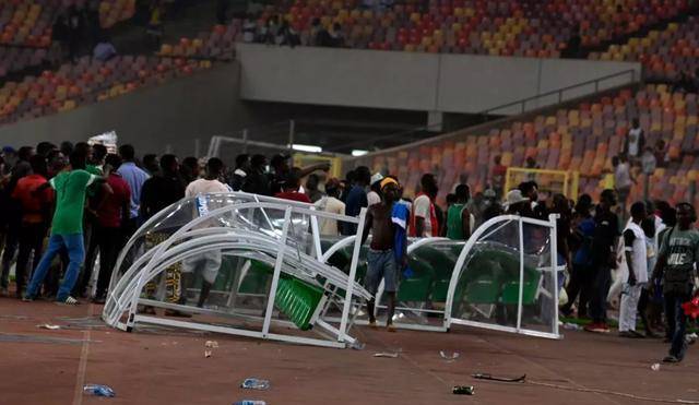 澳超联赛暴动现场,球迷骚乱影响比赛进行的简单介绍 澳超联赛暴动现场,球迷骚乱影响比赛进行的简单介绍