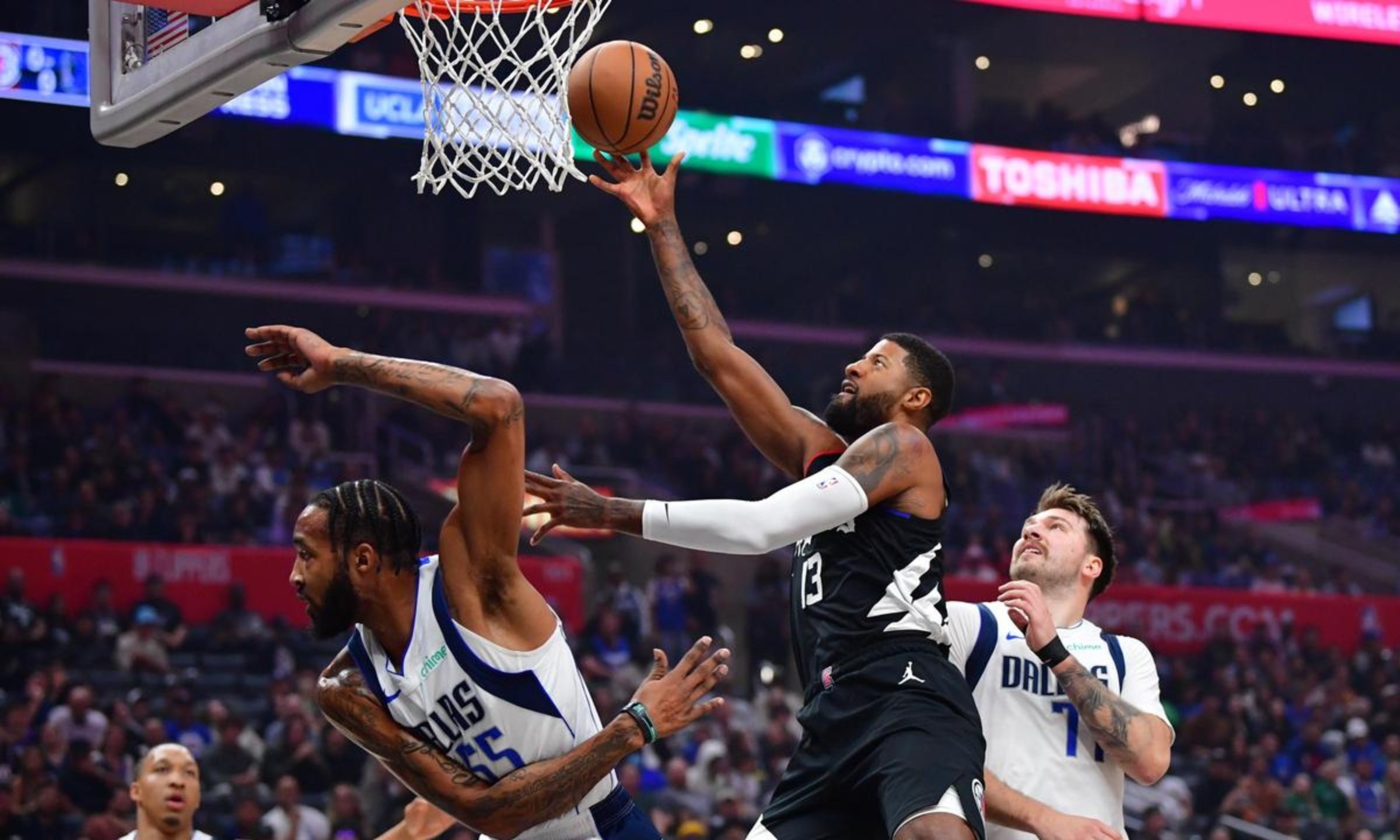 独行侠逆转北京队，伦纳德扛起全队