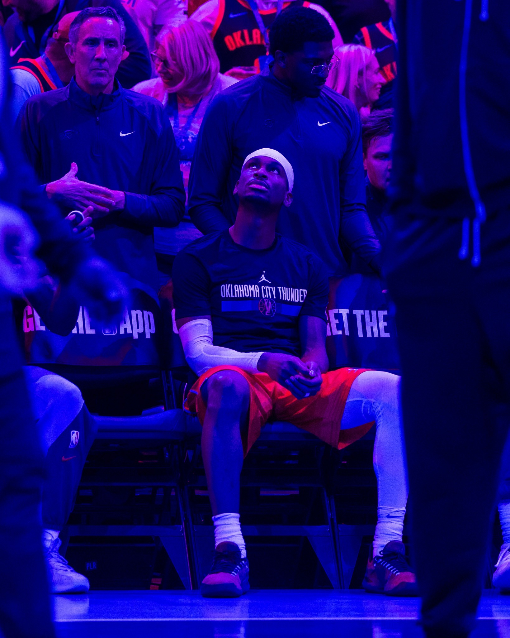 包含独行侠鏖战76人，利拉德统治全场的词条