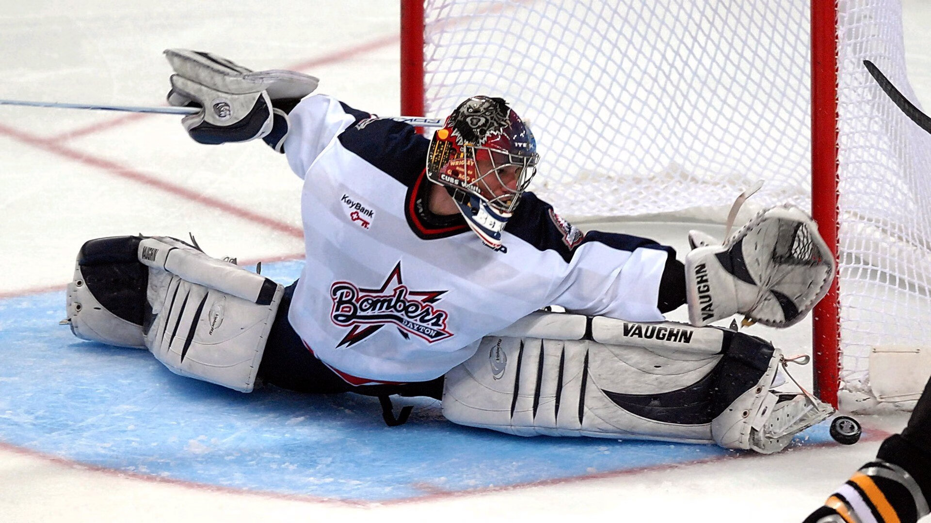 布伦森逆境绽放，上海男篮主场轻取活塞展团队韧性